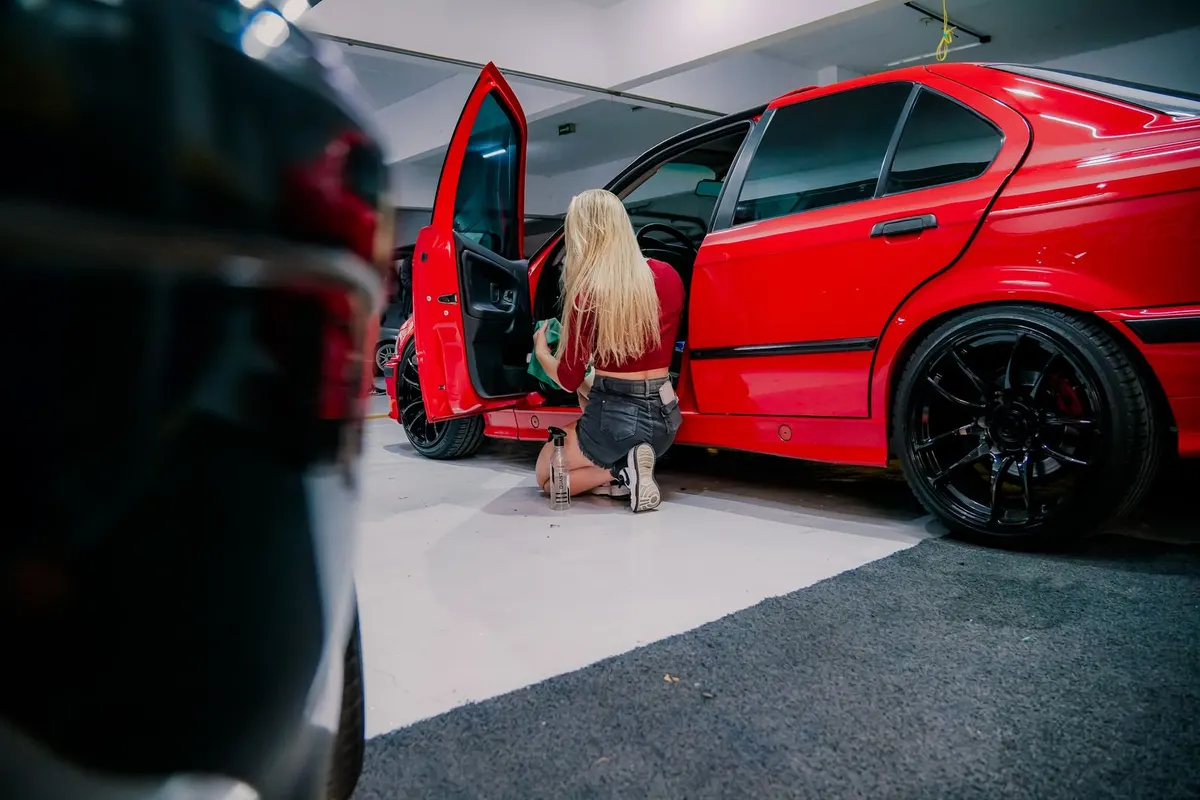 Rode auto wordt grondig gereinigd