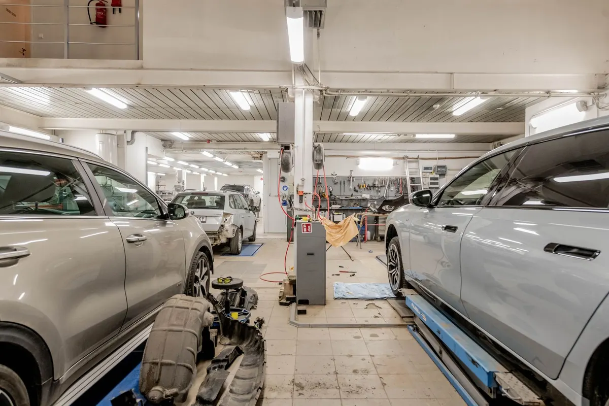 Moderne werkplaats met auto’s op de hefbrug